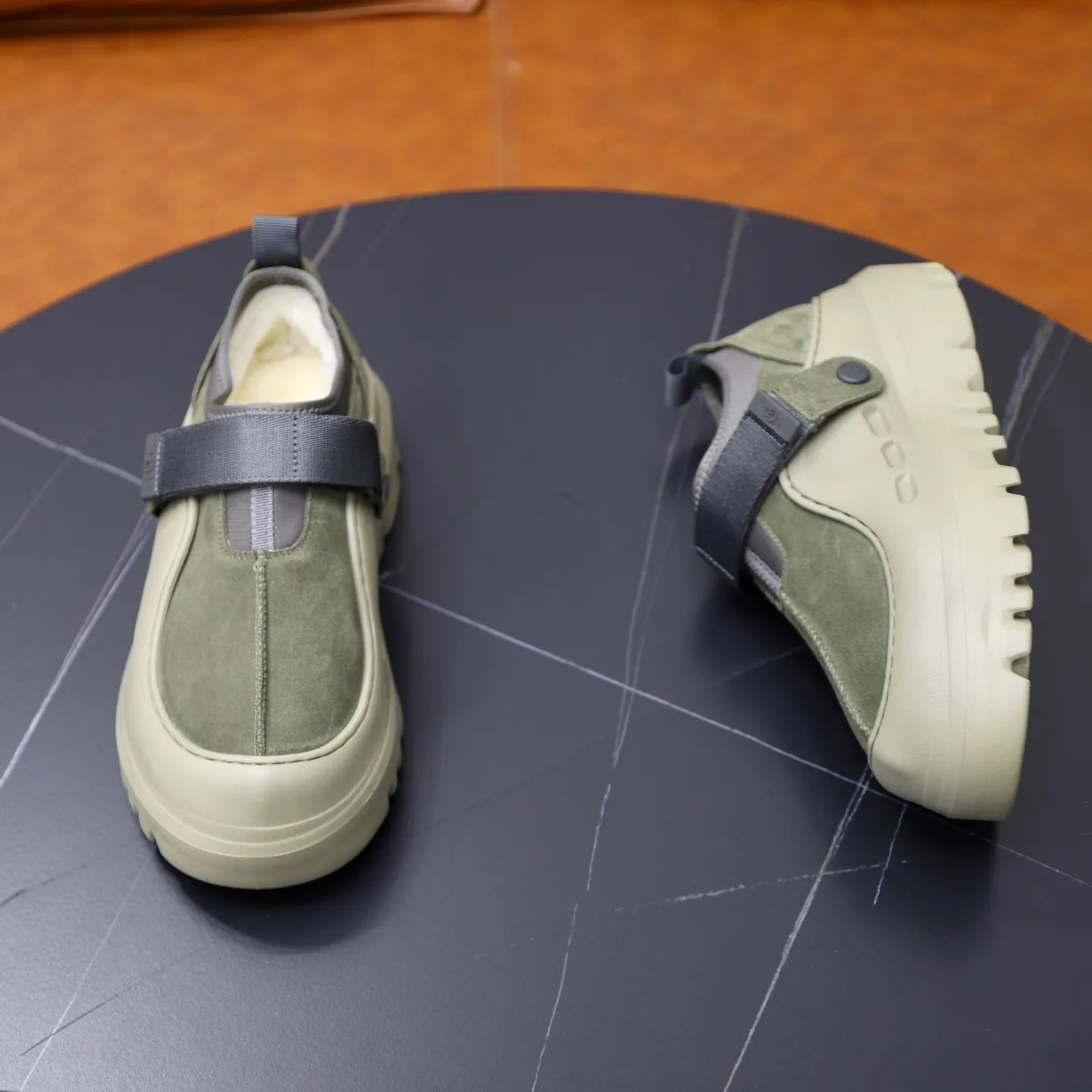 Ex-factory price: 580 for couples👫💰Thick wool imported from Australia Brand: UGG genuine purchasing agent Size: 35-45 (45 customized) Grade: Official website 1:1 Material: First layer of genuine leather waterproof and antifreeze upper Real wool lining Original non-slip and wear-resistant outsole Style category: Men's casual shoes Trendy style Comfortable on the feet Color: Official website color synchronization